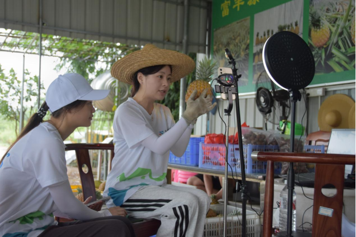 直播首秀！广东科技学院惠丰云链突击队首场助农直播点赞破10w