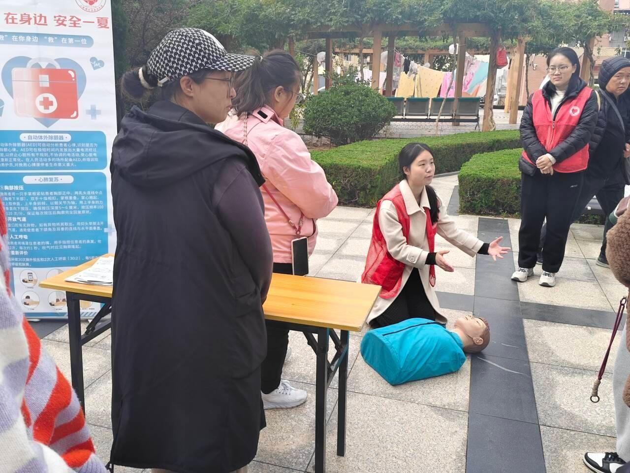 海洋学院开展社区急救知识宣传活动