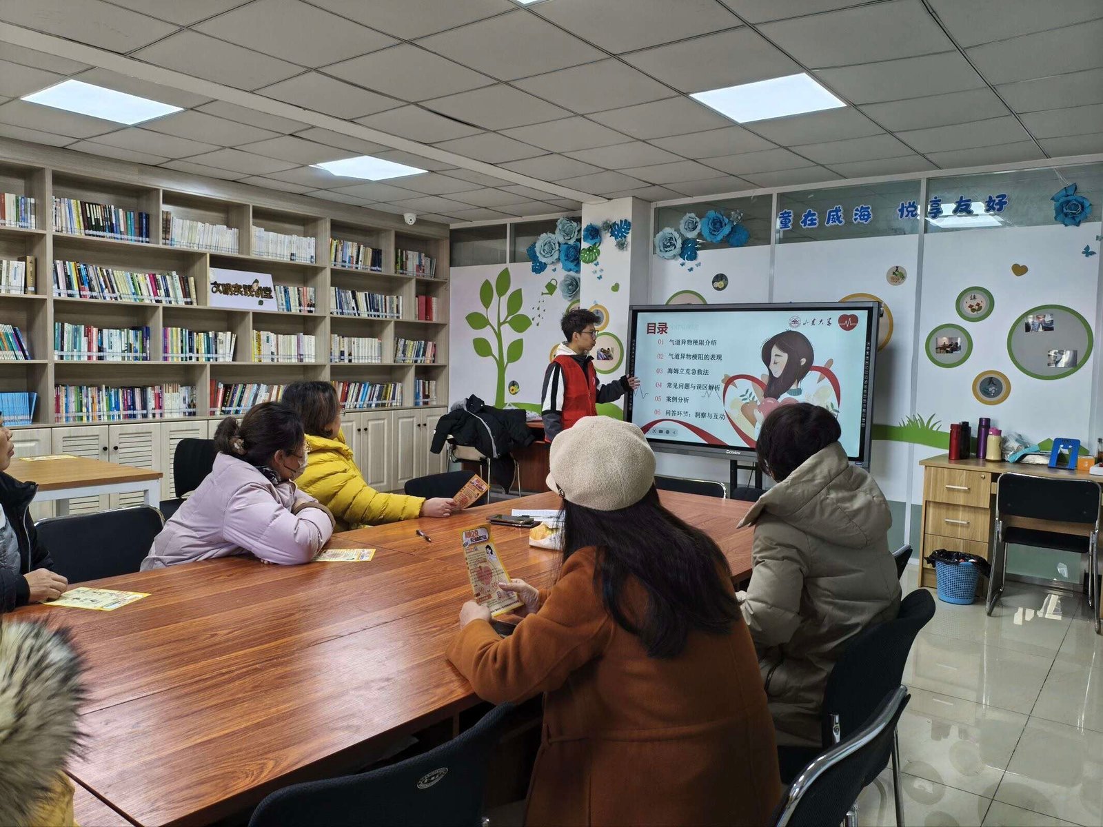 海洋学院开展宏泰社区海姆立克急救法宣讲活