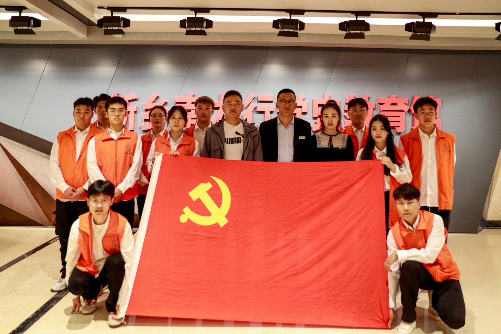 一针一线绣传承：苏工美“00后”让千年刺绣走进现代生活