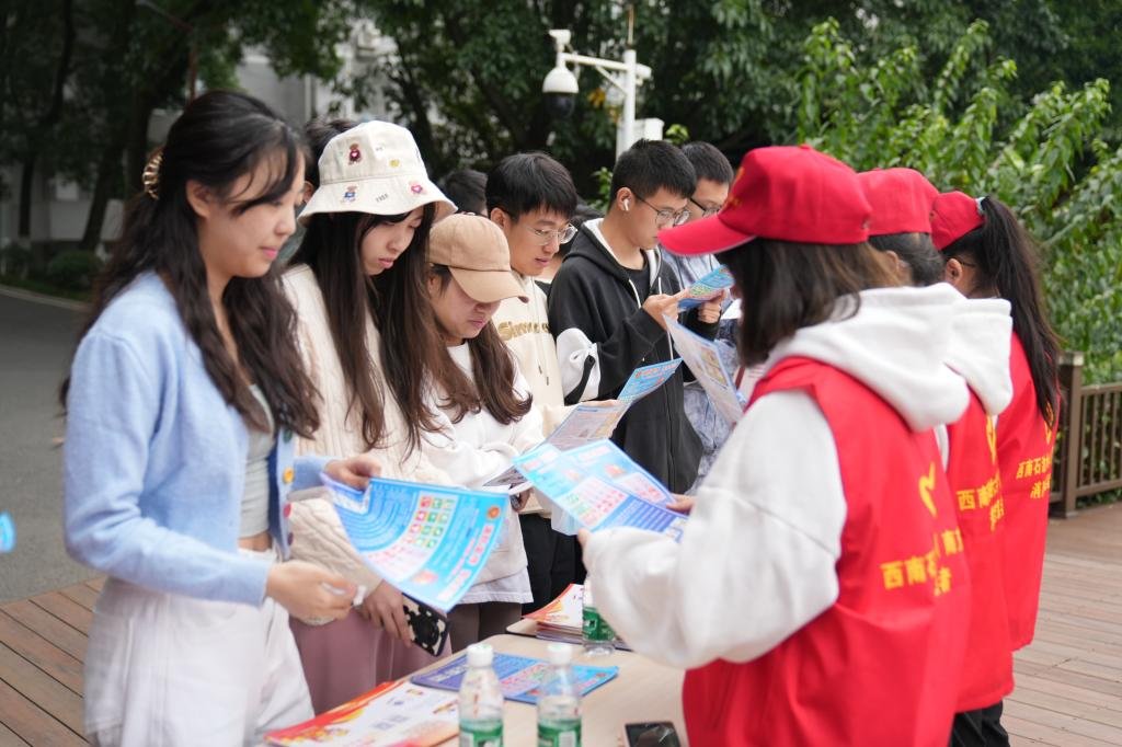 守护绿色遗产：江苏农林职业技术学院园林学子为古树名木“问诊”