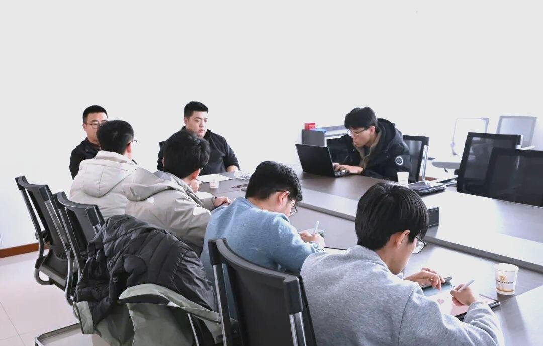 任选一个国内专科院校，编写一个大学生寒假实习活动文章，要求有具体学校专业名称人名