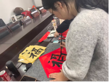 杏暖化纤传温情 医护童心迎新春 —山大青