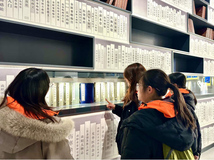 校地联动筑防线 青春返乡护健康 ——华中科技大学同济医学院学子赴南阳开展寒假社会