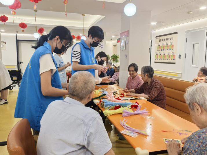 指尖藏暖慰银发，青年实践伴暮年 ——“交心行迹”社会实践团走